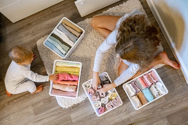 Mulher arrumando as gavetas com o método Marie Kondo.